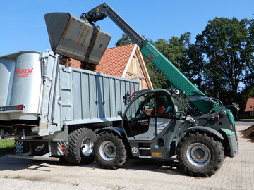 Hubh�he satt: Beim Beladen hoher Anh�nger oder beim Aufsetzen von Strohmieten ist der Teleskoplader in seinem Element. 