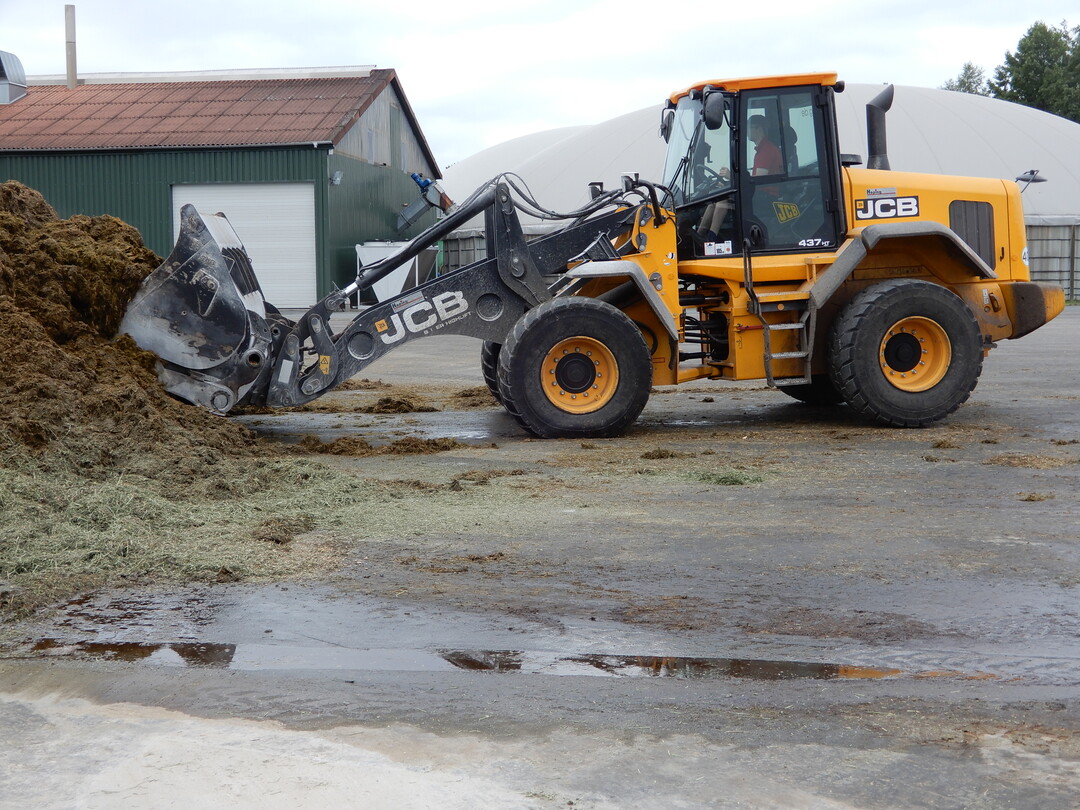 Der robuste Radlader besticht durch hohe Ladeleistungen. Mit langer Schwinge und Hochkippschaufel können ausreichende Hubhöhen erreicht werden.