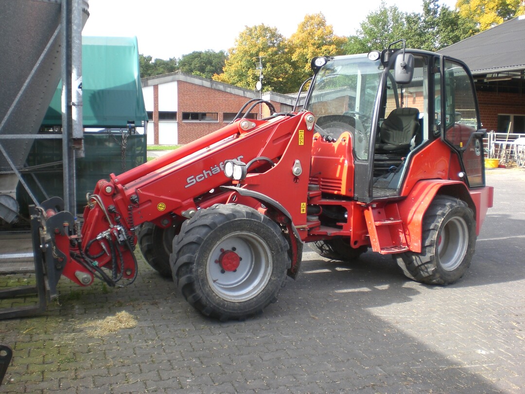 Der Teleskopradlader ist ein Allrounder für den landwirtschaftlichen Betrieb: kompakt, wendig und durch den Teleskoparm hat er eine ausreichende Hubhöhe.
