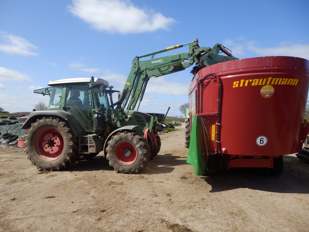 Bei schweren Frontladerarbeiten sind ein Heckgewicht und/oder Radgewichte erforderlich. Die Ausschütthöhe ist begrenzt: Vorsicht beim Rückwärtsfahren mit abgesenkter Schaufel.