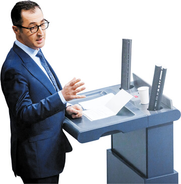 Bundesminister �zdemir bei seiner ersten Regierungserkl�rung.