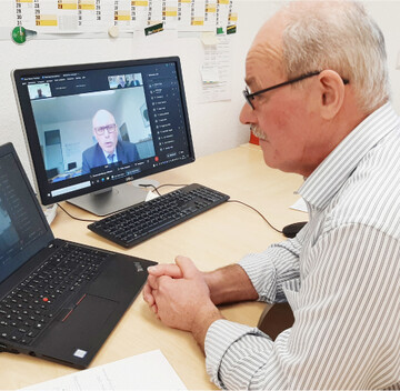 Werner Kunz verfolgt in der Gesch�ftsstelle des Kreisbauernverbandes Karlsruhe den Vortrag von Konrad R�hl. Der Bauerntag fand zum zweiten Mal online statt.