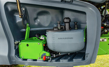 Die neue DirectInject-Ausstattung mit 50-Liter-Tank und Pumpeneinheit im Ablagefach der UX 01 Super, auf der rechten Maschinenseite.� �