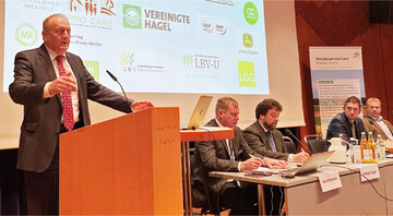 Der Pr�sident im Landesbauernverband, Joachim Rukwied im Vortrag. Auf dem Podium (v. l.) Moderator und Leiter des Landwirtschaftsamtes Karlsruhe Gerrit Kleeman, der Vorsitzende im Kreisbauernverband, Helmut J�ger, und seine Stellvertreter Alexander Kern und Martin Ebert.