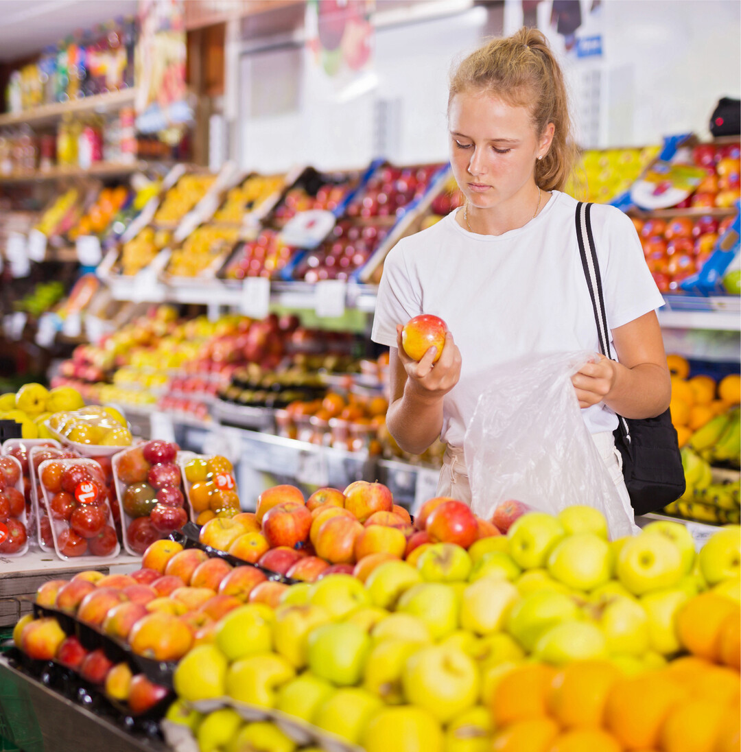 Belastung mit R�ckst�nden schwankt je nach Herkunft Das Bundesamt f�r Lebensmittel und Verbraucherschutz (BVL) hat die Nationale Berichterstattung Pflanzenschutzmittelr�ckst�nde in Lebensmitteln 2021" herausgebracht. Dabei wurde best�tigt, dass die Belastung mit R�ckst�nden in Abh�ngigkeit von der Herkunft variiert. F�r Lebensmittel aus Deutschland war die Anzahl an �berschreitungen nach einem leichten Anstieg im Vorjahr wieder r�ckl�ufig und lag 2021 bei 1,1 Prozent (2020: 2,0 Prozent). Bei Erzeugnissen aus anderen EU-Mitgliedstaaten stieg die �berschreitungsquote leicht auf 1,8 Prozent (2020: 1,3 Prozent) an. Einen deutlichen Anstieg der Quote von 7,8 Prozent (2020) auf 10,9 Prozent gab es dagegen bei Lebensmitteln aus Nicht-EU-Staaten. W�hrend bei Getreide, Lebensmitteln tierischen Ursprungs sowie S�uglings- und Kleinkindernahrung die �berschreitungsquote sank, wurde bei verarbeiteten Lebensmitteln eine Zunahme an �berschreitungen der R�ckstandsh�chstgehalte nachgewiesen. Bei Obst und Gem�se blieb die Anzahl an �berschreitungen auf Vorjahresniveau. Vor allem bei Lebensmitteln, deren Verzehr besonders hoch ist, wie �pfel, Karotten, Kartoffeln oder Tomaten, traten wie in den Vorjahren nur wenige �berschreitungen auf. Bei h�ufig untersuchten Lebensmitteln (mit mindestens 100 untersuchten Proben) wiesen in Lake eingelegte Weinbl�tter (71,8 Prozent), Granat�pfel (33,0 Prozent), Sesamsamen (8,7 Prozent) und frische Kr�uter (8,2 Prozent) die h�chsten �berschreitungsquoten auf. Eine Beeintr�chtigung der Verbraucherinnen und Verbraucher durch die festgestellten H�chstgehalts�berschreitungen in Weinbl�ttern ist nicht zu erwarten. BVL