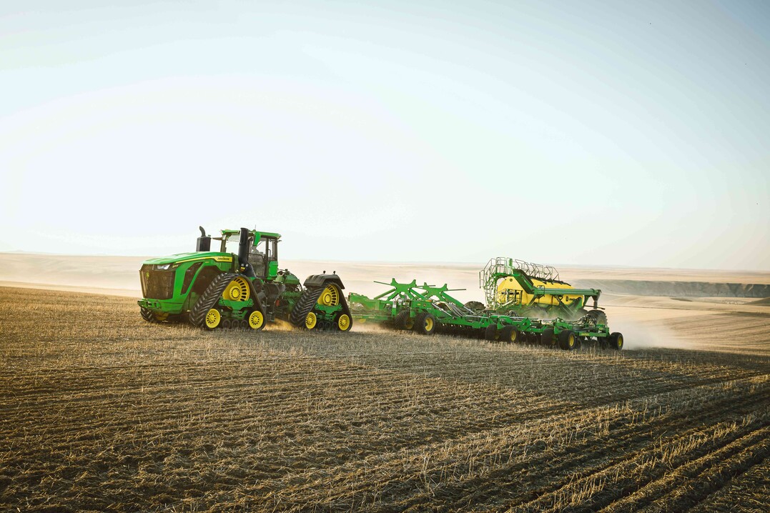 Der John Deere 9RX 830 leistet bis zu 913 PS.