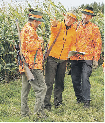 Nur der Jagdunternehmer ist bei der Ausübung der Jagd versichert, Jagdgäste müssen sich selbst versichern.