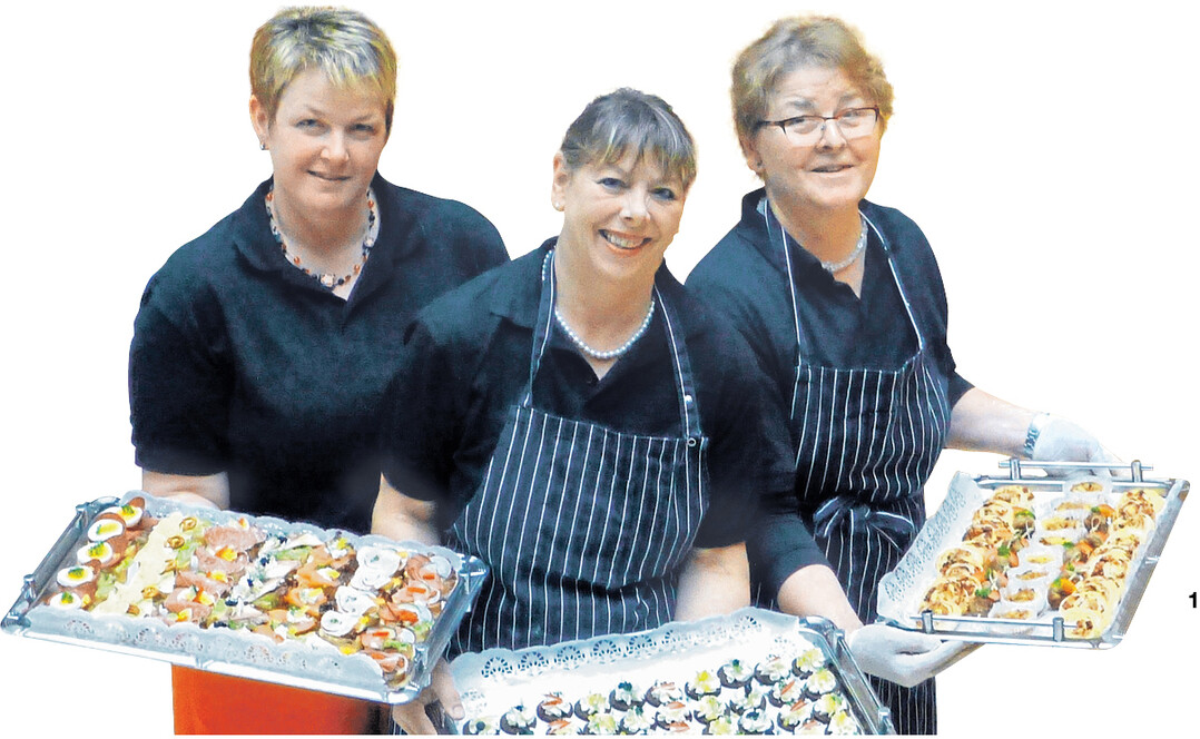 Susanne Klenk, Gertrud Horlacher-Teumer und Heidi Plank (von links) pr�sentieren einen Teil ihres Fingerfood-B�fetts. Essen aus der Hand ist derzeitig der Trend