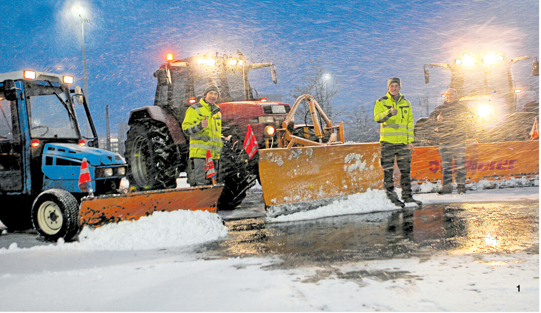 Starkes Schneetreiben und -3�C: Der fr�he Morgen des 15. Januar brachte f�r Ralf Weinmann (l.) und seine zwei Fahrer Alexander Merkel (Mitte) und Friedemann Bertsch den ersten gr��eren R�umeinsatz der Saison. Gegen 7.30 Uhr haben sie ihr morgendliches Pensum schon fast geschafft.