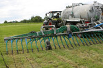 Gülle ist ein wertvoller Dünger. Mit moderner Ausbringtechnik lassen sich Stickstoffverluste vermindern. Allerdings wächst mit den immer schwereren Geräten auch der Bodendruck, was sich negativ auf den Bestand auswirken kann. Düngung setzt daher tragfähigen Boden voraus.