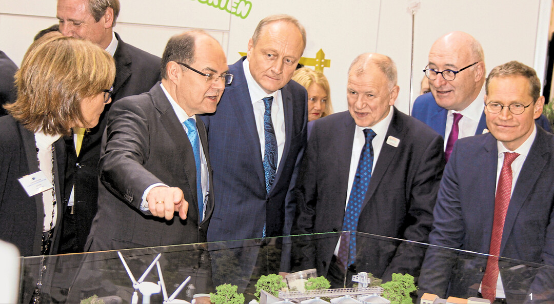 Auf dem ErlebnisBauernhof informieren sich (v. l.): Minister Christian Schmidt, DBV-Pr�sident Joachim Rukwied, die EU-Kommissare Vytenis Andriukaitis (Gesundheit) und Phil Hogan (Agrar) sowie Berlins regierender B�rgermeister Michael M�ller.