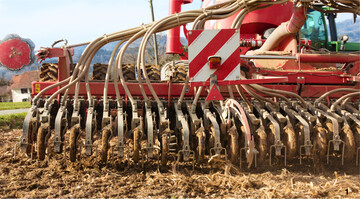 Indirekte und biologische Ma�nahmen gegen Unkraut, wie eine erh�hte Saatst�rke, z�hlen zu den kleinen H�mmern".