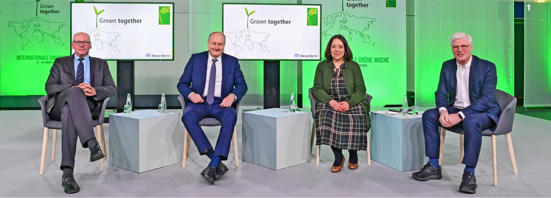 Fragestunde des Verbandes Deutscher Agrarjournalisten (VDAJ) im Vorfeld der Gr�nen Woche: (v. l.) Bernhard Kr�sken, Generalsekret�r Deutscher Bauernverband; Joachim Rukwied, Pr�sident des Deutschen Bauernverbandes e. V.; Katrin Fischer, Vorsitzende VDAJ; Dr. Michael Lohse, Vorsitzender VDAJ.