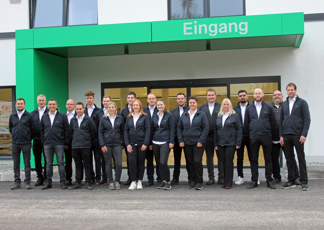 Das Team der BayWa in N�rtingen: Derzeit sind vor Ort 22 Mitarbeiterinnen und Mitarbeiter besch�ftigt. Im Zuge der Investition soll die Belegschaft weiter aufgestockt werden.