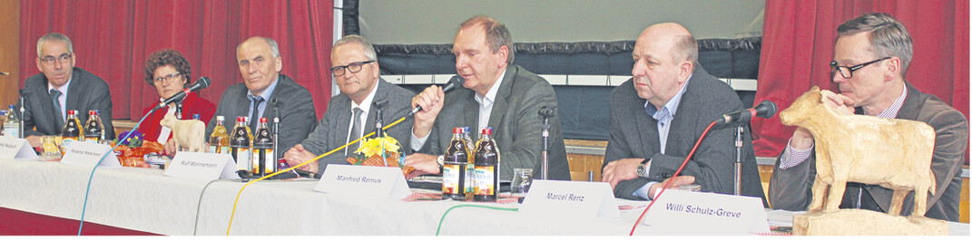 �ber einen komplexen Markt mit vielen Unbekannten diskutierte Albrecht Siegel (v.l.), Leiter des Landwirtschaftsamtes Ravensburg, mit seinen G�sten Maria Heubuch, Mitglied des EU-Parlaments f�r B�ndnis90/Die Gr�nen; Waldemar Westermayer (MdB, CDU); Ralph Wonnemann, Gesch�ftsf�hrer der Omira; Manfred Remus, Gesch�ftsf�hrer Arla Foods; Marcel Renz, EMBA und Dr. Willi Schulz-Greve, EU-Kommission.