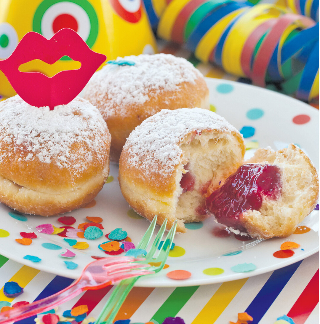 bild der woche Berliner Pfannkuchen geh�ren bei uns unbedingt zur Faschingszeit, gef�llt mit Erdbeer- oder Himbeermarmelade. Wie Sie die selber backen k�nnen, erfahren Sie nach dem Umbl�ttern. Wichtig, den Teig gut gehen lassen, aber nicht zu warm. Und damit der professionelle wei�e Rand entsteht, muss der Teig geschmeidig weich sein.