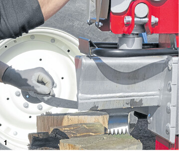 Senkrechtspalter, Spaltkeil mit Halteeinrichtung (gezahnt) für den Holzstamm.