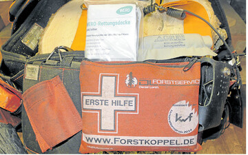 Für Sofortmaßnahmen immer am Mann: mindestens ein Forstverbandspäckchen und eine Rettungsdecke.