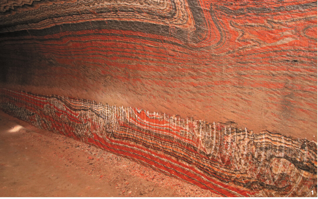 Bizarre Farbmuster zieren die W�nde in dem unterirdischen Gangsystem. Wertvoll ist hier der rostrote Kali, der in diversen Arbeitsschritten zum D�nger f�r die Pflanze wird.