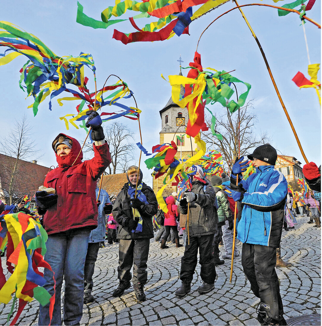Die Gemeinde Oberderdingen hat ihren Nationalfeiertag" Lichtmess in diesem Jahr am Dienstag, 4. Februar. Um 9 Uhr startet der Lichtmessritt, Kinder f�hren mit ihren Weidenpferdchen T�nze auf, im historischen Ortszentrum locken Jahrmarktst�nde und im beheizten Zelt am Marktplatz trifft man sich dann zum gemeinsamen Mittagessen.