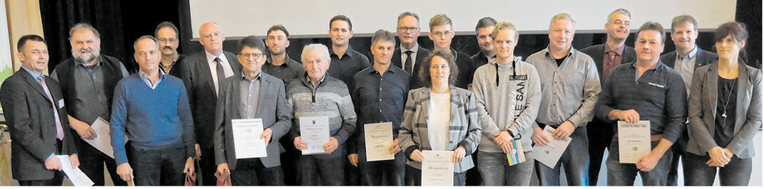 Hechingen  Die geehrten Berufsabsolventen, langj�hrigen Ortsobleute, Teilnehmer der Gl�sernen Produktion und ehrenamtlichen Berichterstatter f�r das Statistische Landesamt stellen sich dem Fotografen. Urkunden, Pr�sent, Dank und Lob kommen von den Kreisvorsitzenden J�rg Kautt (l.), Alexander Sch�fer (4. v. r.), Kreisgesch�ftsf�hrer Martin Zaiser (5. v. l.), Landrat G�nther-Martin Pauli (2. v. r.) und Amtsleiterin Dr. Jana Kleen (r.).