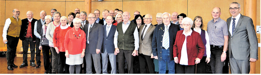 Strahlende Gesichter gab es bei der Ehrung zum Goldenen Meisterbrief, den Amtsleiter Albrecht Siegel (r.) �berreichte.