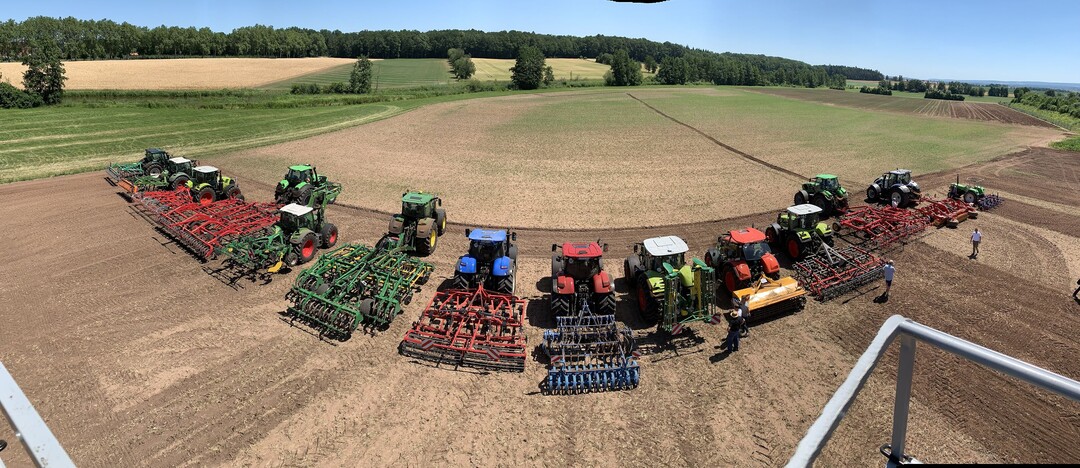 Insgesamt nahmen 13 ausgewählte Maschinen an dem standardisierten Versuch in Triesdorf teil.