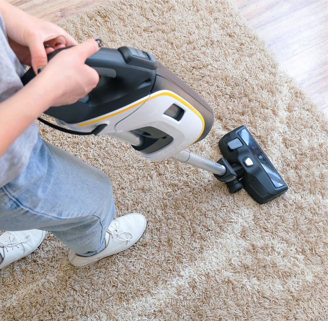 Akkusauger haben eine eindeutig  bessere �kobilanz als Staubsauger mit Kabel. Das zeigen Berechnungen der Stiftung Warentest. Bei der Berechnung der Umweltwirkungen von Produktion, Betrieb, Transport und Entsorgung erreicht der Akkusauger 23 Umweltschadenspunkte, der Kabelsauger fast 33. Vor allem sein Stromhunger verhagelt ihm die �kobilanz. Allein mit dem Stromverbrauch h�uft ein Kabelsauger fast so viele Schadenspunkte an wie ein Akkusauger im gesamten Lebenszyklus  selbst dann, wenn dieser irgendwann einen Ersatzakku braucht. Sogar der Austausch eines alten 2000-Watt-Staubsaugers durch einen stromsparenden Staubsauger lohnt sich: Die Neuanschaffung rechnet sich �kologisch bereits nach 2,6 Jahren. Im  Produkttest saugen aber nur wenige teure Akkusauger so gut wie klassische Staubsauger.