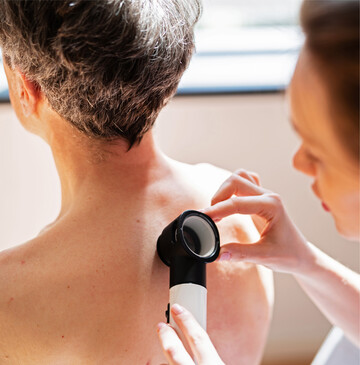 Krebsfr�herkennung Fr�he Krebsstadien k�nnen schonender behandelt werden als fortgeschrittene. Die Untersuchungen im Rahmen der Krebsvorsorge in Anspruch zu nehmen ist daher wichtig. Darauf weist die Sozialversicherung f�r Landwirtschaft, Forsten und Gartenbau (SVLFG) anl�sslich deshin. Fr�h erkannt sind insbesondere Brust-, Darm-, Haut- und Geb�rmutterhalskrebs sowie verschiedene Formen des Prostatakrebses in der Regel gut heilbar. Die Krebsvorsorge beinhaltet je nach Geschlecht und Alter spezielle Untersuchungen und Intervalle: Fr�herkennung von Geb�rmutterhalskrebs f�r Frauen ab dem Alter von 20 Jahren Fr�herkennung von Brustkrebs f�r Frauen ab dem Alter von 30 Jahren Hautkrebs-Screening f�r Frauen und M�nner ab dem Alter von 35 Jahren Fr�herkennung von Prostatakrebs f�r M�nner ab dem Alter von 45 Jahren Mammographie-Screening zur Fr�herkennung von Brustkrebs f�r Frauen ab dem Alter von 50 Jahren bis 69 Jahren Darmspiegelung zur Fr�herkennung von Darmkrebs f�r Frauen ab dem Alter von 55 Jahren Darmspiegelung f�r M�nner ab dem Alter von 50 Jahren Fr�herkennung von Darmkrebs f�r Frauen und M�nner ab dem Alter von 50 Jahren (Stuhltest) N�here Informationen zu den Vorsorgeuntersuchungen finden sich auf der Internetseite der SVLFG unter www.svlfg.de/vorsorge. Neben den Vorsorgeuntersuchungen beugt auch ein gesunder Lebensstil mit ausreichend Bewegung, gesunder Ern�hrung sowie ohne Nikotin und Alkohol Krebserkrankungen vor. Auch eine Ern�hrungsberatung kann sinnvoll sein. Diese wird von der SVLFG als Landwirtschaftliche Krankenkasse gef�rdert.