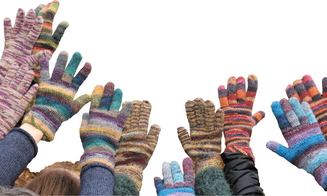 Mit Sockenwolle werden die Fingerhandschuhe sch�n bunt.