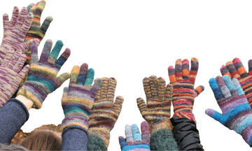 Mit Sockenwolle werden die Fingerhandschuhe sch�n bunt.