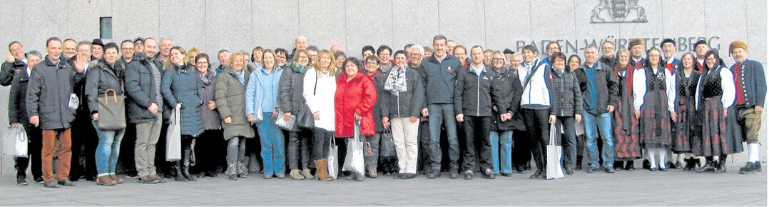 Die Mitglieder der Bauernverb�nde Rottweil und Tuttlingen vor der badenw�rttembergischen Landesvertretung in Berlin.