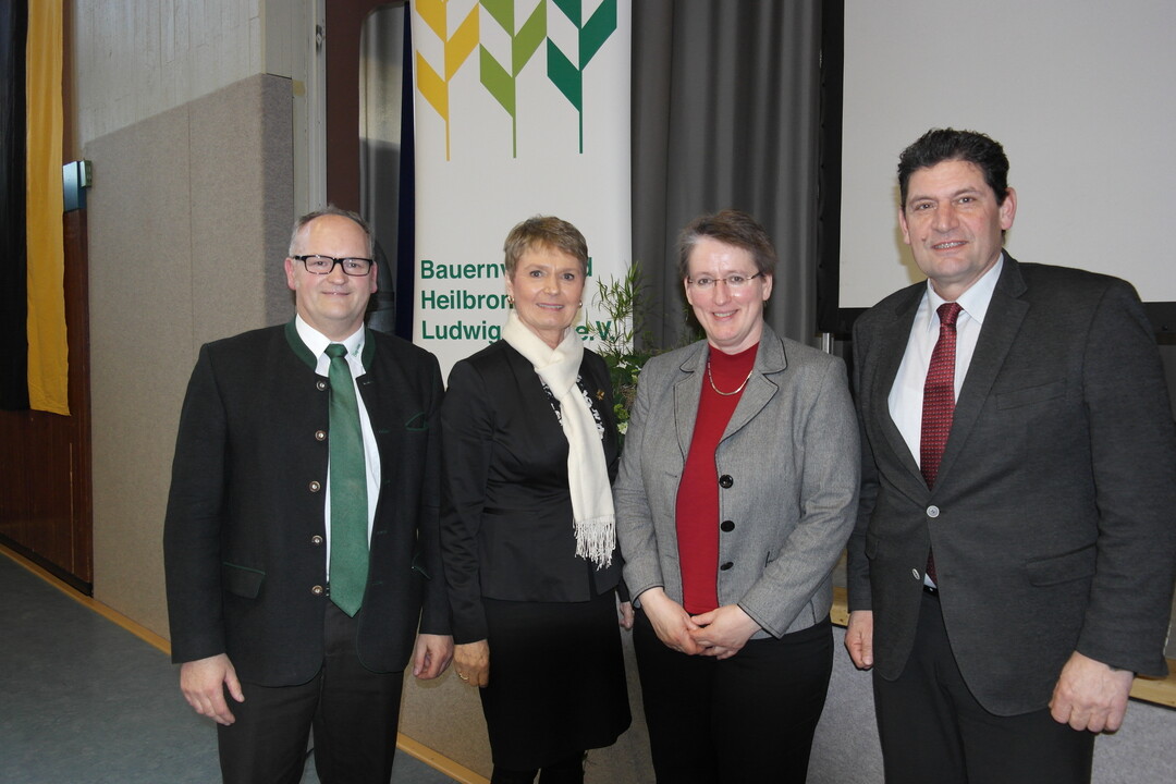 Gerd Mezger, Friedlinde Gurr-Hisch und Gaby-Fleur Böl sind der Einladung vom Vorsitzenden Eberhard Zucker zum Bauerntag des Bauernverband Heilbronn-Ludwigsburg nach Schwieberdingen gefolgt.