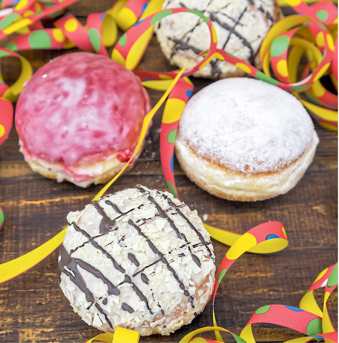 Ein echter, formvollendeter Berliner hat eine wei�e Bauchbinde, also einen wei�en Rand. Daf�r muss der Hefeteig geschmeidig sein und in Ruhe, nicht zu warm, aufgehen. Mehr Tipps zum Backen von Berlinern, Faschingsk�chle & Co. gibt Hauswirtschaftsmeisterin Christa Schumacher auf der n�chsten Seite.