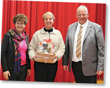 Einen Geschenkekorb für die Gastrednerin und DBV-Vizepräsidentin Susanne Schulze-Bockeloh (Mitte) überreichten die KBV-Vorsitzenden Martina Magg-Riedesser und Karl Endriß.