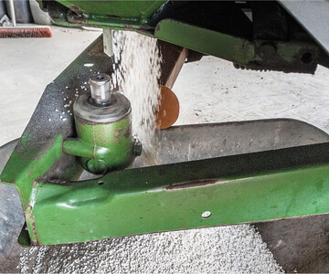 Pr�fen Sie durch Abdrehen, ob die eingestellte D�ngermenge ausgebracht wird.