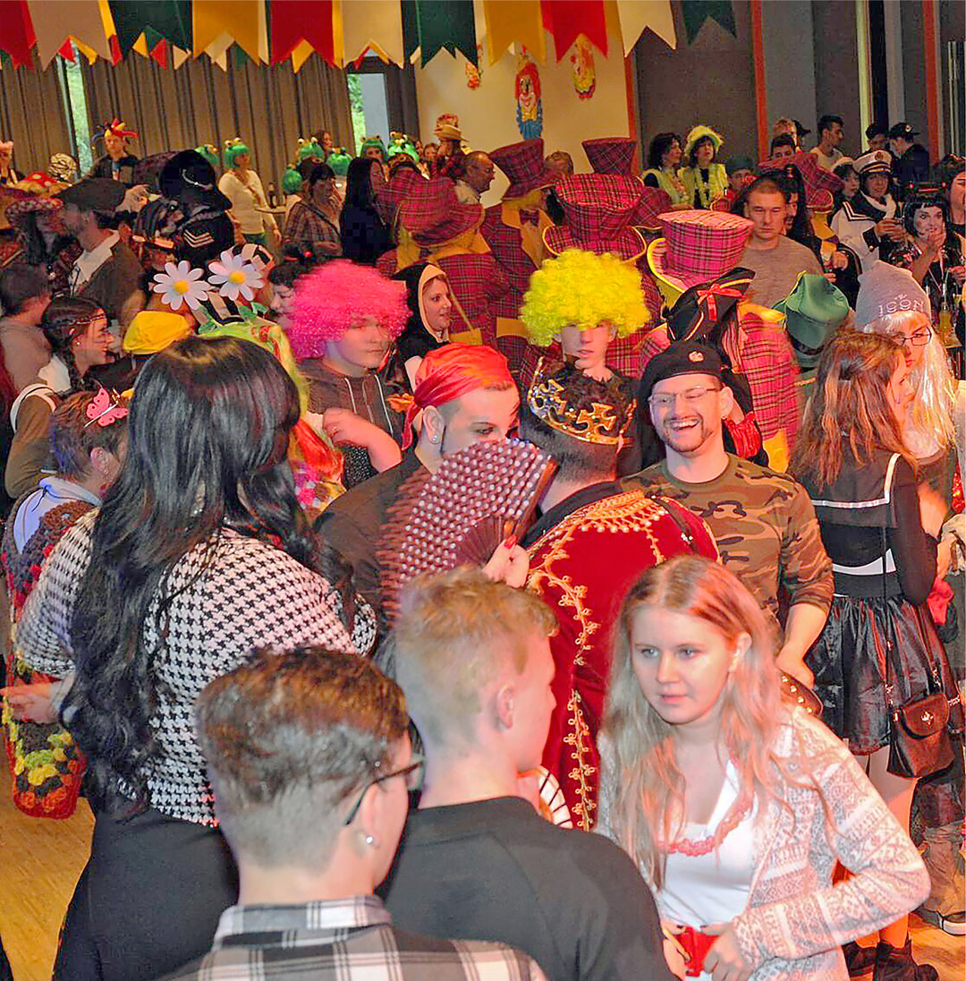 Sicher feiern: Vorsicht vor K.-o.-Tropfen Laute Musik, dichtes Gedr�nge, ausgelassene Stimmung. F�r viele Menschen ist die Fasnet die sch�nste Zeit des Jahres: Doch sogenannte K.-o.-Tropfen k�nnen diesem Spa� schlagartig ein schlimmes Ende setzen. Denn das Gef�hrliche an K.-o.-Tropfen ist, dass siesind und so beim Trinken nicht erkannt werden k�nnen. Bereits geringe Mengen reichen aus, um Opfer �ber mehrere Stunden hinweg willens- und bewusstlos zu machen. Die Wirkungen k�nnen auch zu Atemnot, Kreislaufversagen, Koma und sogar Tod f�hren. Au�erdem wird das Erinnerungsverm�gen erheblich au�er Kraft gesetzt. Sexual- oder Eigentumsverbrechen sind dann h�ufig die Folge. Die gute Nachricht ist, dass jede und jeder Einzelne sich gegen den Missbrauch von K.-o.-Tropfen sch�tzen kann. Es beginnt damit, dass das eigenegelassen werden darf, Getr�nke von Fremden sind nat�rlich ein Tabu. Da au�erdem der Alkoholkonsum die Wirkung von K.-o.-Tropfen verst�rkt, istdie Devise. Wichtig ist auch,und dabei. Bei ersten Anzeichen von �belkeit und Schwindel sollten Freunde und das Veranstaltungspersonal sofort informiert werden. Im Verdachtsfall gilt es, unbedingt die Polizei �ber die 110 oder den Rettungsdienst unter 112 zu alarmieren. Helfen k�nnen auch kleine Stoffsch�tzer f�r Becher, die es im Internet gibt. Das Landratsamt Bodenseekreis, das Polizeipr�sidium Ravensburg sowie der Verein Kommunale Kriminalpr�vention Bodenseekreis e. V. werden w�hrend der Fasnet mit der Kampagne Narri! Narro! Geh nicht K.-o.!" insbesondere junge und feiernde Menschen �ber die dramatische Wirkung von K.-o.-Tropfen aufkl�ren. Landratsamt Bodenseekreis