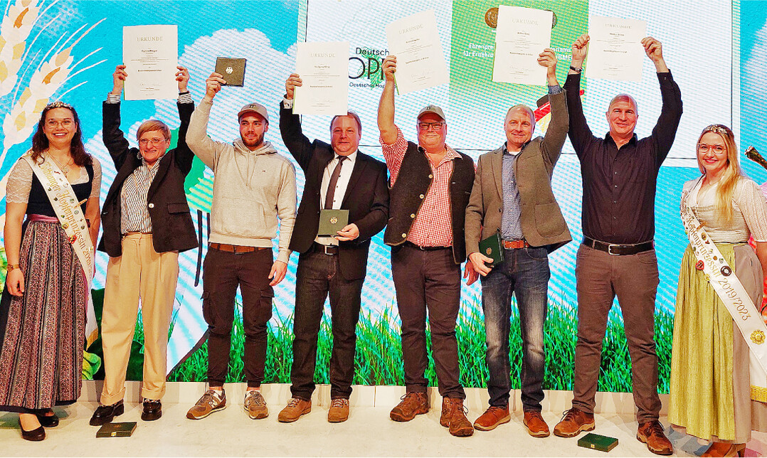 (v. l.) Hopfenprinzessin Hannah Wagner, Martina Biegger, Thomas Wagner, Wolfgang Kling, Bruno Wagner, Robert Sorg, Markus K�nig und Hopfenprinzessin Carolin Steuer.