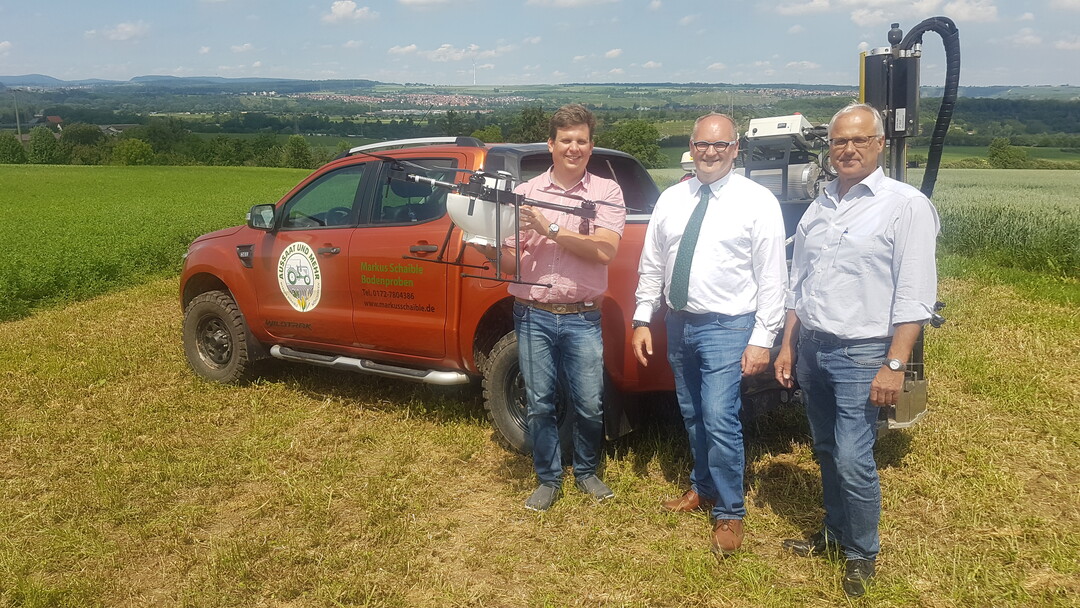 Demonstrieren in Freiberg am Neckar Smart Farming mit Drohne und GPS-Bodenprobefahrzeug: Markus Schaible (v.l., Landwirt und Lohnunternehmer), Gerd Mezger
(Spartengesch�ftsf�hrer BayWa Agrar f�r W�rttemberg) und J�rgen R�dt (Landwirt und Smart-Farming-Projektpartner der BayWa).
