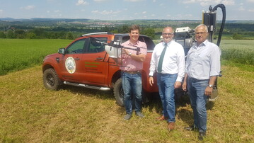 Demonstrieren in Freiberg am Neckar Smart Farming mit Drohne und GPS-Bodenprobefahrzeug: Markus Schaible (v.l., Landwirt und Lohnunternehmer), Gerd Mezger
(Spartengesch�ftsf�hrer BayWa Agrar f�r W�rttemberg) und J�rgen R�dt (Landwirt und Smart-Farming-Projektpartner der BayWa).