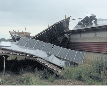 Zur regelm��igen Wartung geh�rt auch ein �berpr�fen der Montagegestelle, sonst kann die Fotovoltaikanlage nach einem Sturm so aussehen.