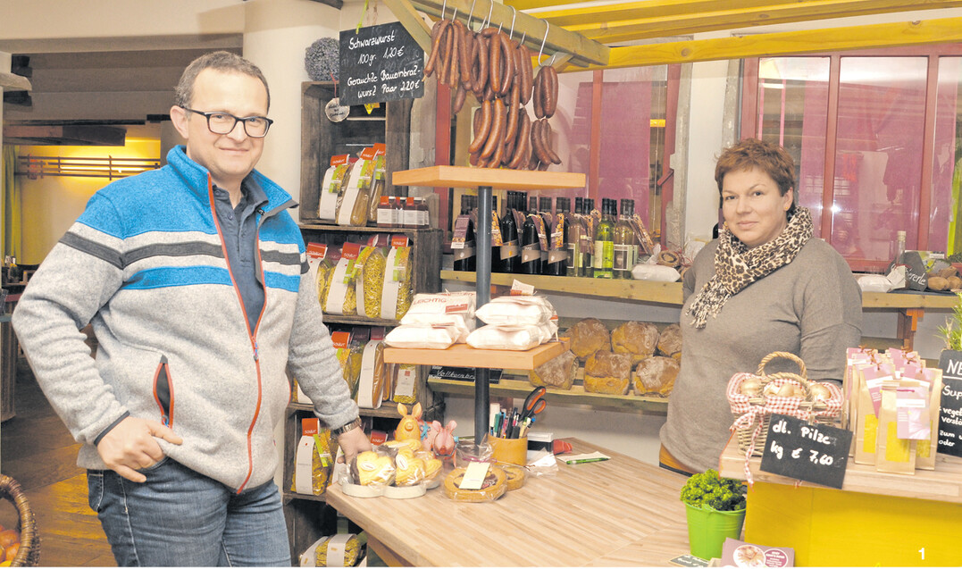 Petra und J�rg Schittenhelm in ihrem Hofladen. Alle Grundzutaten, die sie in ihrer Gastwirtschaft verwenden, k�nnen die G�ste im Hofladen kaufen.