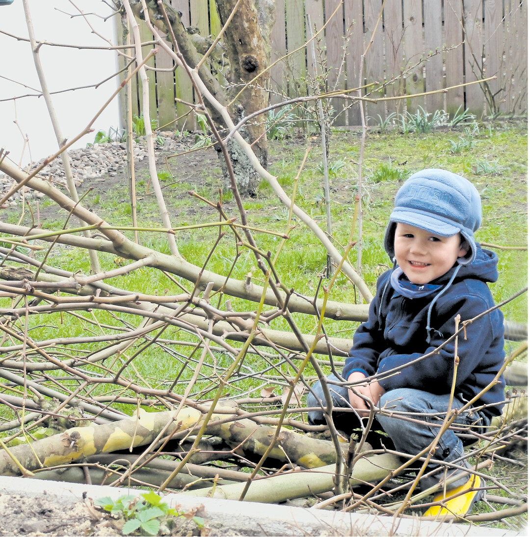 bild der woche Das macht Spa�: Trampolin, aufgeh�uft aus gesammeltem Schnittholz. Zudem praktisch: Es steht nicht noch ein weiteres Spielger�t im Garten. Au�erdem l�sst sich das Asttrampolin ganz einfach wieder entsorgen, sollten die Kinder keine Lust mehr haben: im Osterfeuer verheizen!