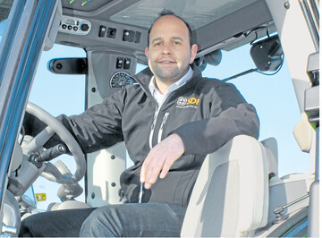 Sebastian Wurzinger in einem Same Deutz-Fahr Traktor mit rund 250 PS. Im Marketing kommt der 31-J�hrige aus Langenau oft mit neuen Maschinen in Ber�hrung.