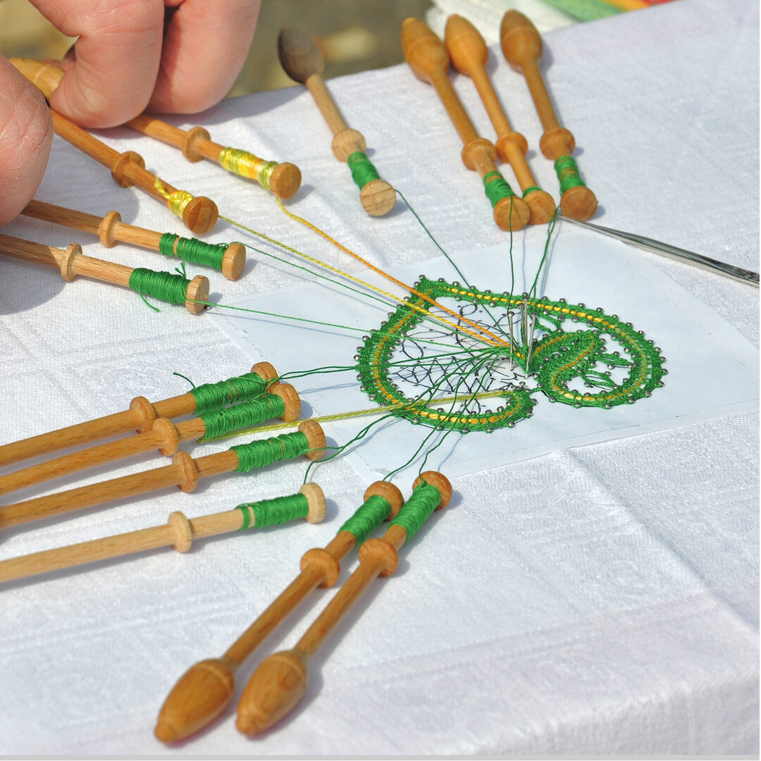 Kl�ppeln ist eine Handwerkskunst, bei der mit meist h�lzernen Spulen oder Kl�ppeln, auf die Faden gewickelt ist, feine Spitzen gefertigt werden. Durch das Drehen und Kreuzen der F�den entsteht das Muster. Die Schw�bische Bauernschule in Bad Waldsee bietet 2019 zwischen M�rz und November f�nf jeweils f�nft�gige Kurse an. Mehr Infos unter Telefon: 07524/40030 oder www.schwaebische-bauernschule.de.