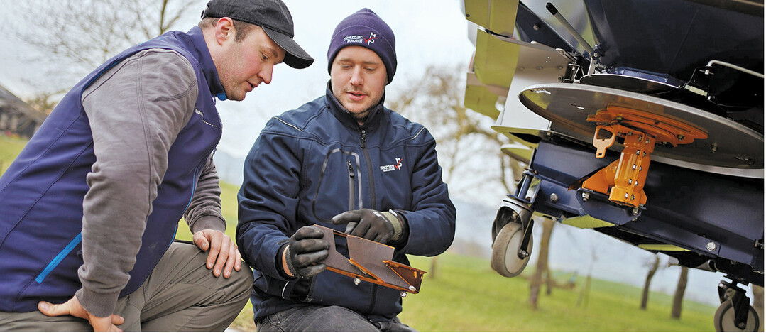 Nah am Kunden: Michael Probst (r.) mag die Verbindung von Kundenn�he und Agrartechnik.