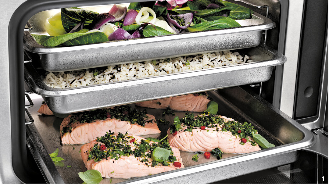 Alle Dampfgarer mit Mikrowelle von Miele tragen das K�rzel DGM. Das Modell 7000 erm�glicht Garen auf drei Ebenen. Gemeinsam ist allen DGM-Modellen ein Garraum mit 40 Liter, ein leistungsstarker Dampferzeuger f�r schnelles Aufheizen sowie eine in sieben Stufen regulierbare Mikrowelle bis 1000 Watt. Sous-vide-Garen ist m�glich. Verschiedene Bedienm�glichkeiten von DirectSensor (Klartextdisplay) bis zum einfachen Wischen (Voll-Touch-Display). Das Spitzenmodell M Touch gibt es auch mit Festwasseranschluss.