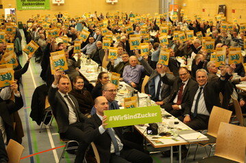 In der Info-Kampagne #WirSindZucker kommen in der Diskussion um Zucker und Zuckerr�benanbau die Betroffenen zu Wort, die t�glich mit dem Naturprodukt zu tun haben. Dahinter stehen auch die Mitglieder des Verbandes baden-w�rttembergischer Zuckerr�benanbauer. Im Bild bei ihrer Winterversammlung in Ilsfeld-Auenstein.