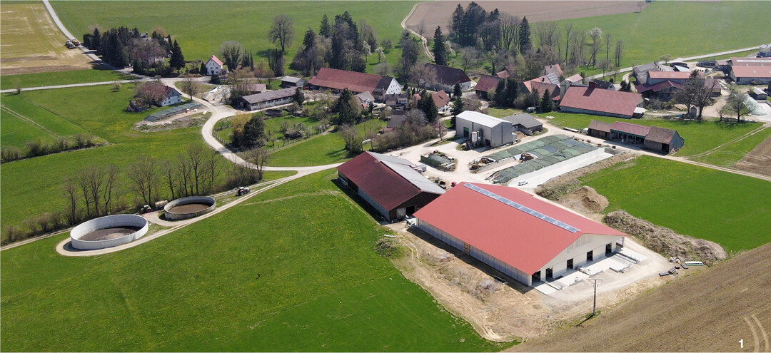 Der neu gebaute Laufstall der Familie H�mmerle in Adelshofen ist sechsreihig aufgebaut und schlie�t an das vorhandene Geb�ude an.