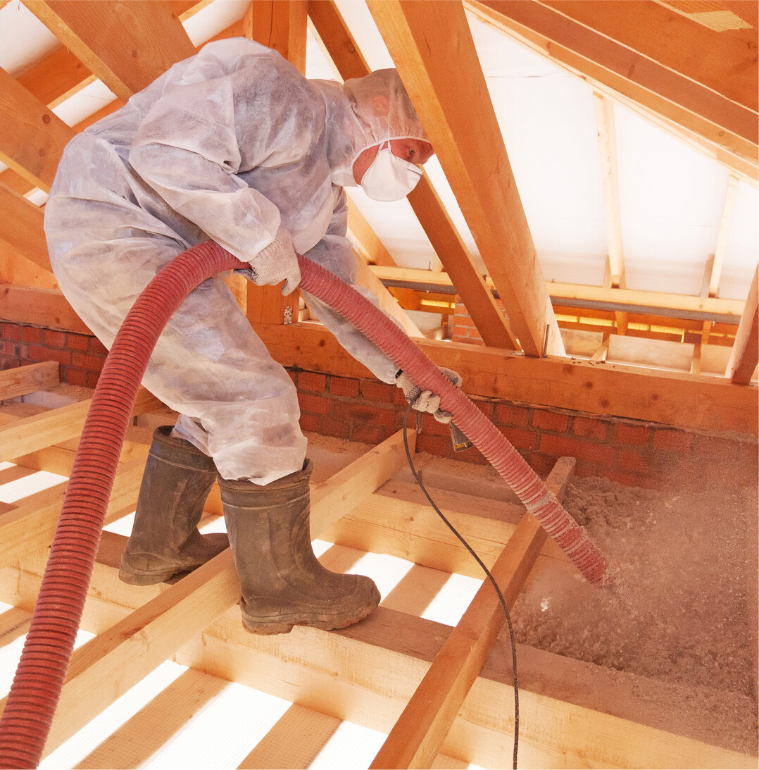 Mit nat�rlichen Materialien d�mmen  �kologisches Bauen ist im Trend. D�mmstoffe aus nachwachsenden Rohstoffen oder Recyclingmaterial belasten die Umwelt wenig und lassen sich oft mit geringem Energieaufwand herstellen, entsorgen oder wiederverwerten. Die W�rmeleitf�higkeit von Naturd�mmstoffen ist in den meisten F�llen etwas h�her als bei konventionellen D�mmstoffen, das hei�t, die Wirkung ist etwas geringer. Das l�sst sich aber durch etwas mehr D�mmst�rke ausgleichen.ist eine der kosteng�nstigsten M�glichkeiten der nachtr�glichen Geb�uded�mmung, zum Beispiel bei Dachkonstruktionen. Zu Flocken geschreddert kann Zellulose in Hohlr�ume eingeblasen werden. Das Feld nachhaltiger D�mmstoffe f�hren seit vielen Jahren diean: Das Ausgangsmaterial sind Resth�lzer aus S�gewerken, die mechanisch zerfasert und in Platten gepresst werden. Dank des holzeigenen Bindemittels Lignin kommen einige Produkte ohne weitere Zusatzmittel aus. Holzfaser-Platten sind je nach Beschaffenheit in mehreren Konstruktionen einsetzbar: zum Beispiel als Fassadend�mmung, als nachtr�gliche Dachd�mmung oder als Au�enwandd�mmung von innen. Erst vor wenigen Jahren erhielt ein D�mmstoff ausaus dem Mittelmeer die bauaufsichtliche Zulassung. F�r die Herstellung dieses D�mmmaterials wird nur sehr wenig Energie ben�tigt. Inzwischen wird auch Seegras aus der Ostsee verwendet. Verbraucherzentrale Baden-W�rttemberg